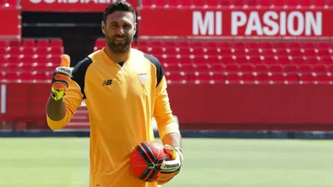 Sirigu con la camiseta del Sevilla CF. Efe.
