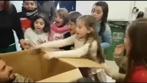 La espectacular sorpresa de un militar a su hija.