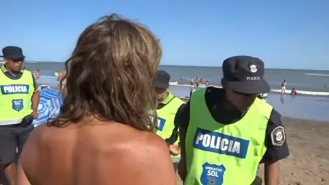 Momento de la discusión entre las tres jóvenes y los policías en la playa de Argentina. 