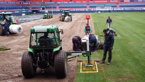 Osasuna coloca un césped nuevo en El Sadar.