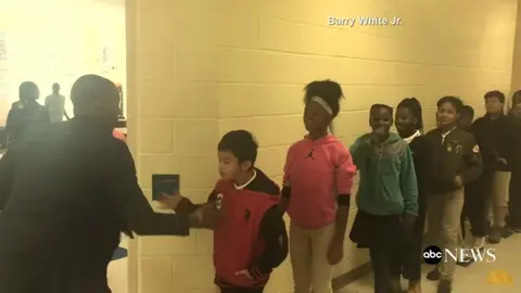 El saludo entre este profesor y sus alumnos cuando llegan a clase se hace viral