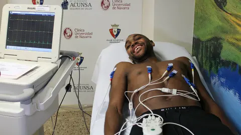 Raoul Loe pasando el reconocimiento médico en la CUN