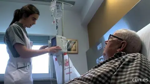Una enfermera con un paciente en la Universidad de Navarra.
