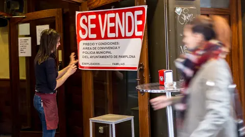 Los hosteleros del Casco Viejo de Pamplona protestan contra la ordenanza municipal con la campaña 'Se Vende' (04). IÑIGO ALZUGARAY