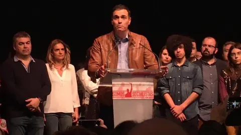 El secretario de organización del PSN, Santos Cerdán, junto al candidato a las primarias del PSOE, Pedro Sánchez RTVE 1