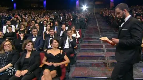 El presentador Dani Rovira bromea con Penélope Cruz en la gala de los Premios Goya RTVE