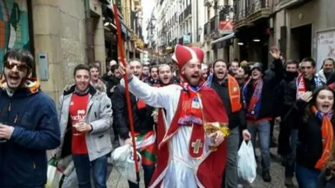 Aficionados de Osasuna en San Sebastián antes del partido contra la Real Sociedad. TWITTER OSASUNA1920.COM / @1920Osasuna