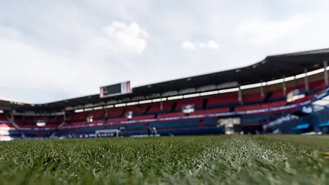 El Estadio de El Sadar se prepara para la visita del Real Madrid con un césped renovado (13). IÑIGO ALZUGARAY