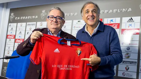 El presidente de Osasuna y el director de cine, Paco Arango, presentan la publicidad de la película 'Lo que de verdad importa' que lucirá el equipo mañana (07). IÑIGO ALZUGARAY