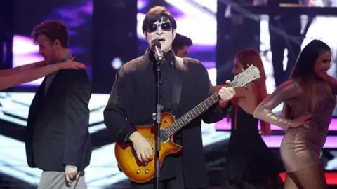 El cantante navarro Serafín Zubiri durante su imitación de Ray Orbison en el programa Tu cara me suena ANTENA 3