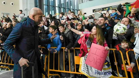 La llegada de los jugadores del Real Madrid al aeropuerto de Noáin. PABLO LASAOSA (5)