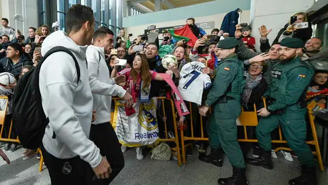 La llegada de los jugadores del Real Madrid al aeropuerto de Noáin. PABLO LASAOSA (7)