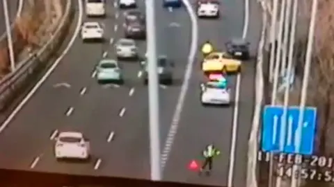 Momento en el que el guardia civil ve que va a ser arrollado.