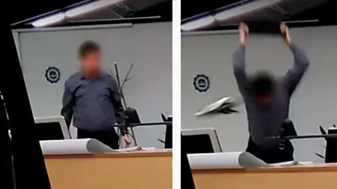 Un profesor rompe un portátil tras sufrir un ataque de ira. YOUTUBE