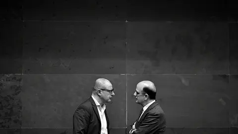 Carlos Gimeno, del PSN (i), habla con Alberto Catalán, de UPN. PABLO LASAOSA