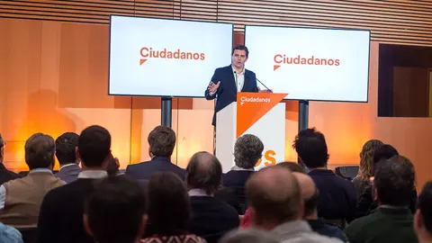 Albert Rivera, protagoniza un acto de Ciudadanos con la delegada autonómica foral, Ruth Goñi, y el portavoz en Navarra, Carlos Pérez-Nievas (30). IÑIGO ALZUGARAY