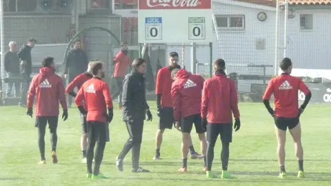 Vasiljevic con sus jugadores en Tajonar.