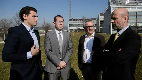 Albert Rivera acompañado por varias personas de Ciudadanos, visitan el CENER. PABLO LASAOSA 03