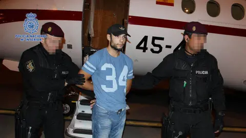 Imagen del traslado de Sergio Morate, presunto asesino de su ex novia y una amiga, tras ser detenido en Rumanía POLICÍA NACIONAL