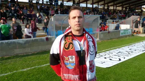 Iñaki Erdozain, presidente del Gares, en el campo de Osabidea.