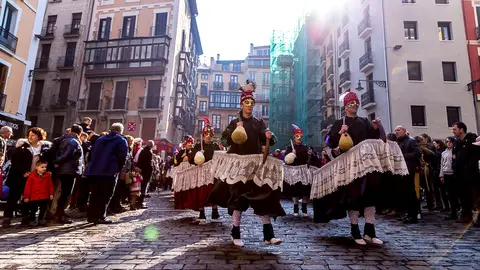 El Cortejo Calderero acompañado de los Zaldikos recorre las calles del Casco Viejo de Pamplona para celebrar el día de Caldereros (24). IÑIGO ALZUGARAY