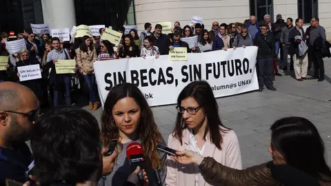 Decenas de familias y estudiantes de la UNAV se concentran frente al Palacio de Justicia de Navarra. ÍÑIGO ALZUGARAY (3)