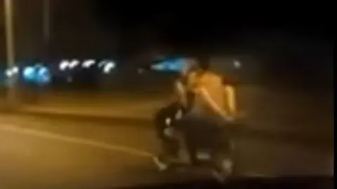 Graban a una pareja practicando sexo en una moto por la autopista 2.