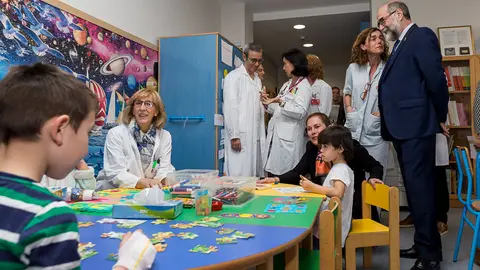 La presidenta del Gobierno de Navarra, Uxue Barkos, y el consejero de Salud, Fernando Domínguez, visitan las obras de remodelación de la cuarta planta de Maternal del Complejo Hospitalario de Navarra. IÑIGO ALZUGARAY