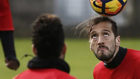 El defensa de Osasuna Nikola Vujadinovic, durante el entrenamiento que ha realizado la plantilla en las instalaciones de Tajonar, para preparar el partido de la 24ª jornada de LaLiga Santander 2016/2017, que disputarán el domingo contra el Espanyol en el RCDE Stadium. EFE/Jesús Diges