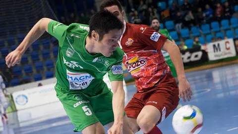 Partido de futbol sala entre el Magna Gurpea y El Pozo Murcia. MIGUEL OSÉS_21