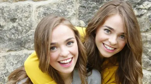 Las gemelas vascas que triunfan en Youtube.