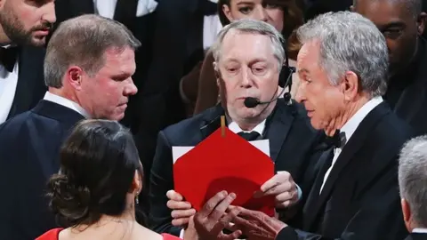 Warren Beatty en plena confusión de tarjetas y sobres. Reuters