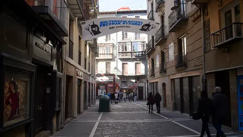 Pancartas a favor de los presos en el casco viejo de Pamplona por carnavales. PABLO LASAOSA 02
