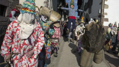 La localidad navarra de Lantz celebra estos días su Carnaval, el más multitudinario y representativo de la comunidad Foral. EFE Villar López