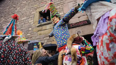 Lantz afronta su último día de carnaval con la salida de Ziripot y de los Txatxos por las calles del pueblo. MIGUEL OSÉS_17