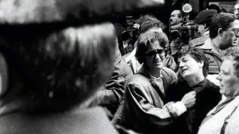 La viuda de Julio Gangoso, asesinado por ETA en Navarra, llora durante su funeral.