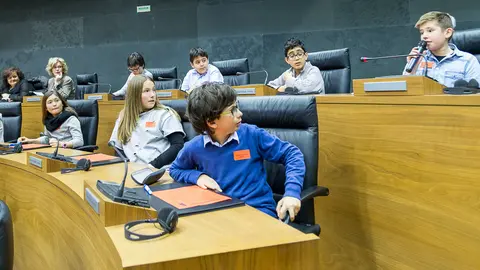 El Parlamento de Navarra celebra una sesión con 73 escolares, organizada por Aldeas Infantiles (61). IÑIGO ALZUGARAY