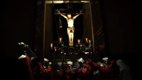 La Hermandad de la Pasión del Señor organiza el traslado del Cristo Alzado desde su sede hasta la Catedral. MIGUEL OSÉS_15