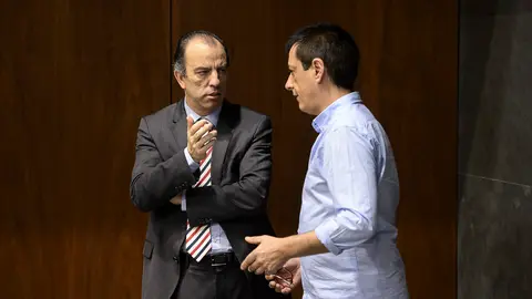 Carlos García Adanero habla con Carlos Couso. PABLO LASAOSA