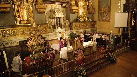 Tercera misa de la escalera de San Fermin en el altar mayor de la Iglesia de San Lorenzo. MIGUEL OSÉS (15)