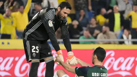 El portero de Osasuna Sirigu (i) consuela a su compañero Unai García tras marcar en propia meta, durante el partido de Liga en Primera División ante la UD Las Palmas disputado en el estadio de Gran Canaria, de Las Palmas. EFE/Ángel Medina