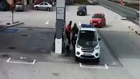 Momento en el que un coche embiste una gasolinera. GUARDIA CIVIL
