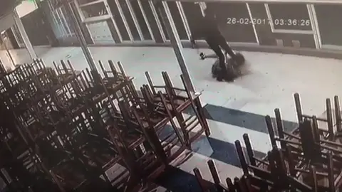 Captura del vídeo en el que un joven de 26 años da un paliza a su novia menor de edad en plena calle de Benidorm YOUTUBE