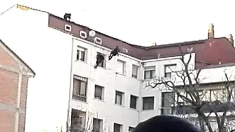 El Grupo de Intervenciones Especiales de la Policía Foral rescata a un hombre atrincherado en Peralta que trataba tirarse por la ventana