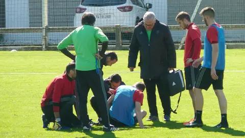 Oriol Riera es atendido en el entrenamiento de Tajonar
