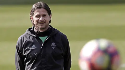 El entrenador serbio de Osasuna, Petar Vasiljevic, durante el entrenamiento que su equipo ha realizado este sábado en el estadio El Sadar, previo al partido del lunes ante el Eibar. EFE/Ivan Aguinaga