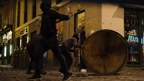 Violencia callejera en Pamplona tras una manifestación convocada por la izquierda abertzale llamando a la _autodefensa ante la represión_. MIGUEL OSÉS_6