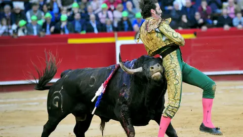 Momento de la cogida a Padilla en Valencia. ALBERTO DE JESÚS (MUNDOTORO)