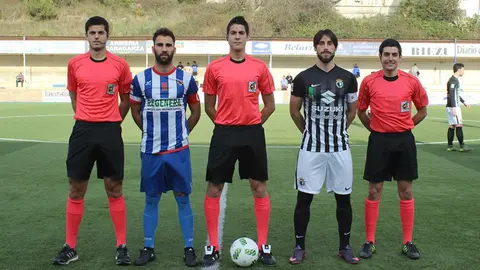 Trio arbitral y capitanes del Izarra - Burgos. Facebook Izarra.
