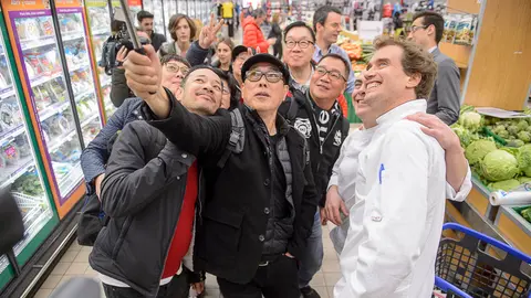 Equipo de rodaje de The Edge of the World en E. Leclerc de Pamplona durante esta tarde. PABLO LASAOSA (11)